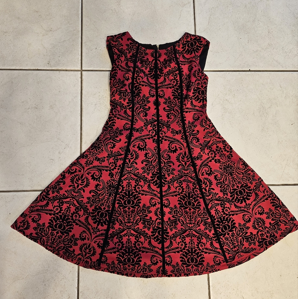 Roz & Ali Size 6 Red and Black Velvety Flocked dress SZ 6 Victorian Pattern M/L